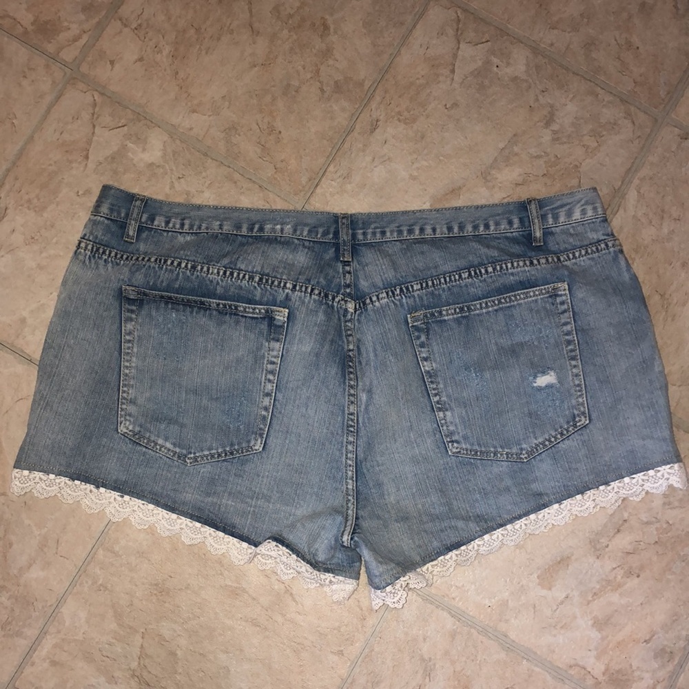 Alice & You
Distressed Denim Shorts
Size 24 - Picture 4 of 4